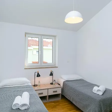 Industrial Style 2 Bedroom Apt 3 Min From The Beach! Apartment Porec
